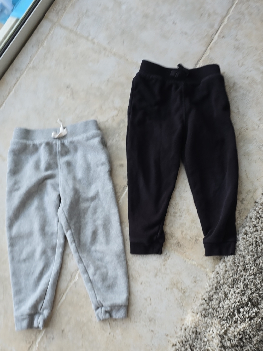 The Children's Place Black & Light Gray Jogger/Sweat Pants | Size 4T